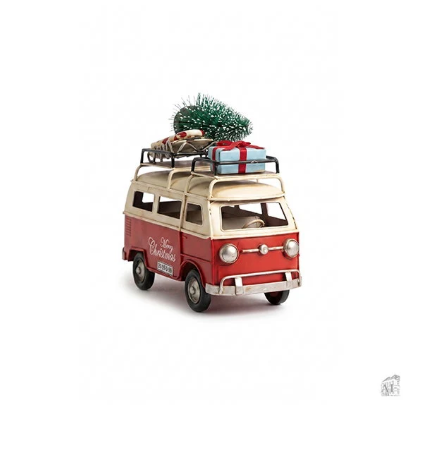Auto mit Weihnachtsbaum und Geschenken